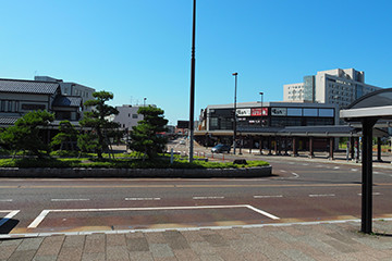 新発田駅を背に道路沿いを左側に進みます